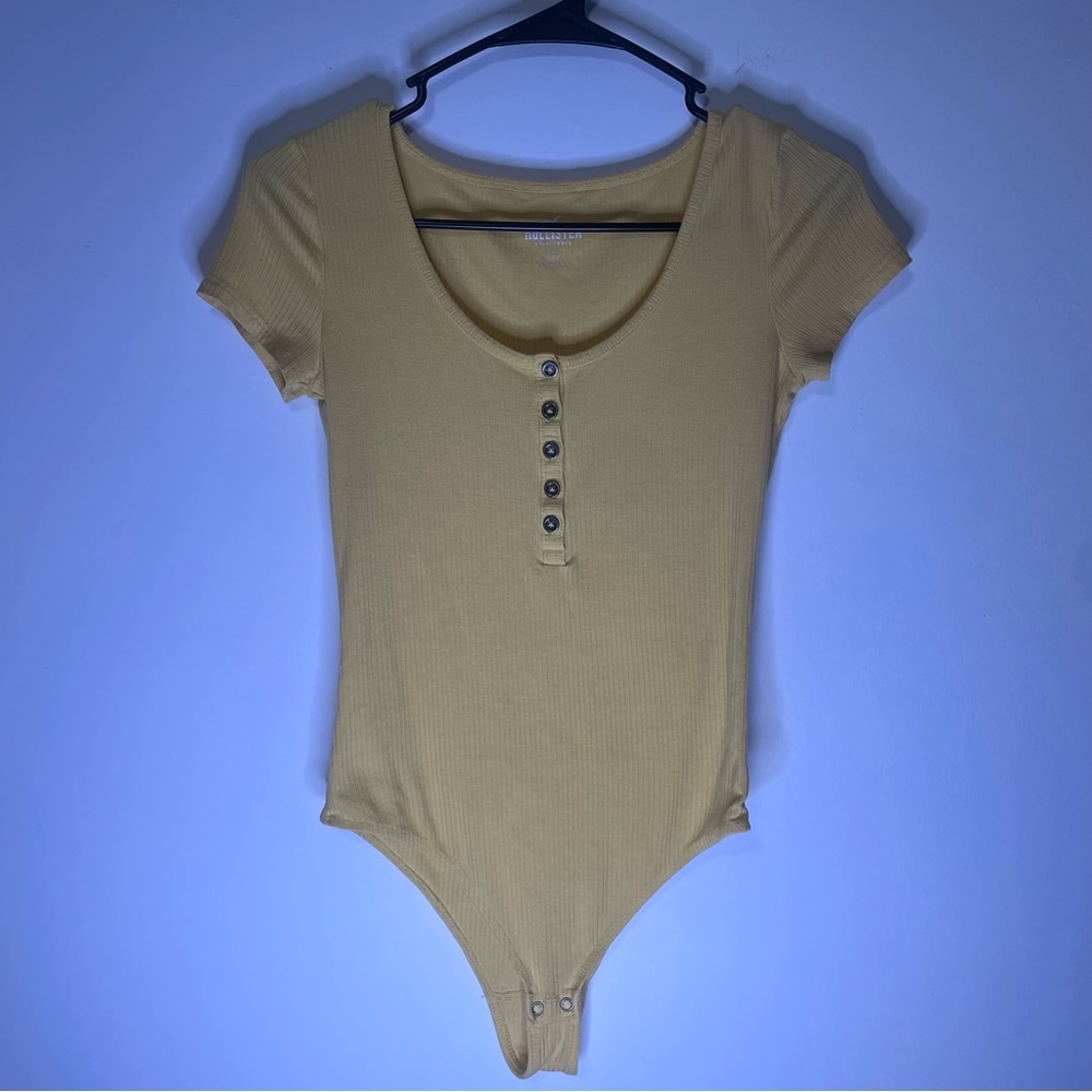 Hollister Yellow Short Sleeve Round Neck Onesie Women’s Size Small 5 buttons